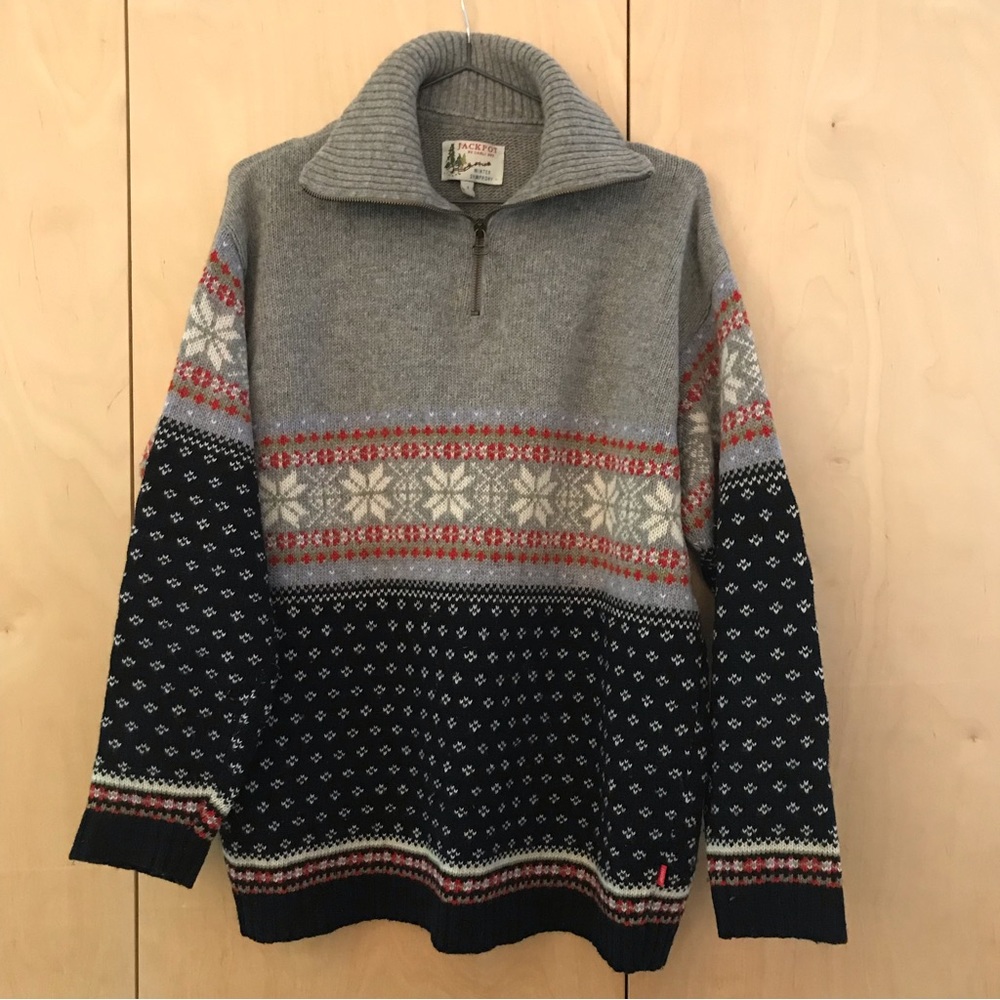Unisex Lamb’s wool knit sweater.